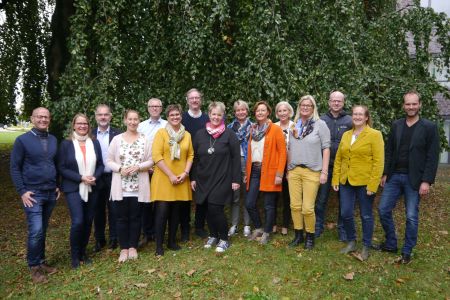 Führen will gelernt sein - die Teilnehmenden und Dozenten der Qualifizierung (v.l.): Martin Zirm (Institut für Sales&Managementberatung), Astrid Terstiege (Kilian-Grundschule Lichtenau), Klaus Schäfers (GSV Senne/Mühlenschule Hövelhof), Marion Lachmann (GSV Senne/Mühlenschule Hövelhof), Christian Deutsch (Johannes-Schule Delbrück), Beate Schäfers (Almeschule Paderborn-Wewer), Thomas Güth (Almeschule Paderborn-Wewer), Marion Gerson (St. Marien-Schule Delbrück), Carolin Wahl-Knoop (Bildungs- und Integrationszentrum Kreis Paderborn), Christine Kirchner (Kirchschule Hövelhof), Heike Haertl (Johannes-Schule Delbrück), Manuela Brockmann (Städt. Kindergarten Bentfeld Delbrück), Tobias Klaholz (Kilian-Grundschule Lichtenau), Susanne Fitzner und Andreas Neuhaus (beide von der Psychologische Beratungsstelle für Schule, Jugend und Familie Kreis Paderborn) zu sehen sind die Teilnehmer der Fortbildung